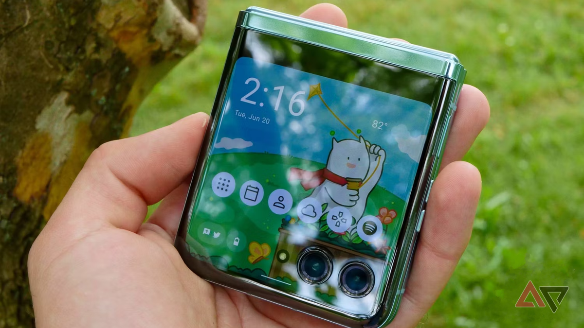 Moto Razr 40 Ultra finally gets Android 14 weeks after its