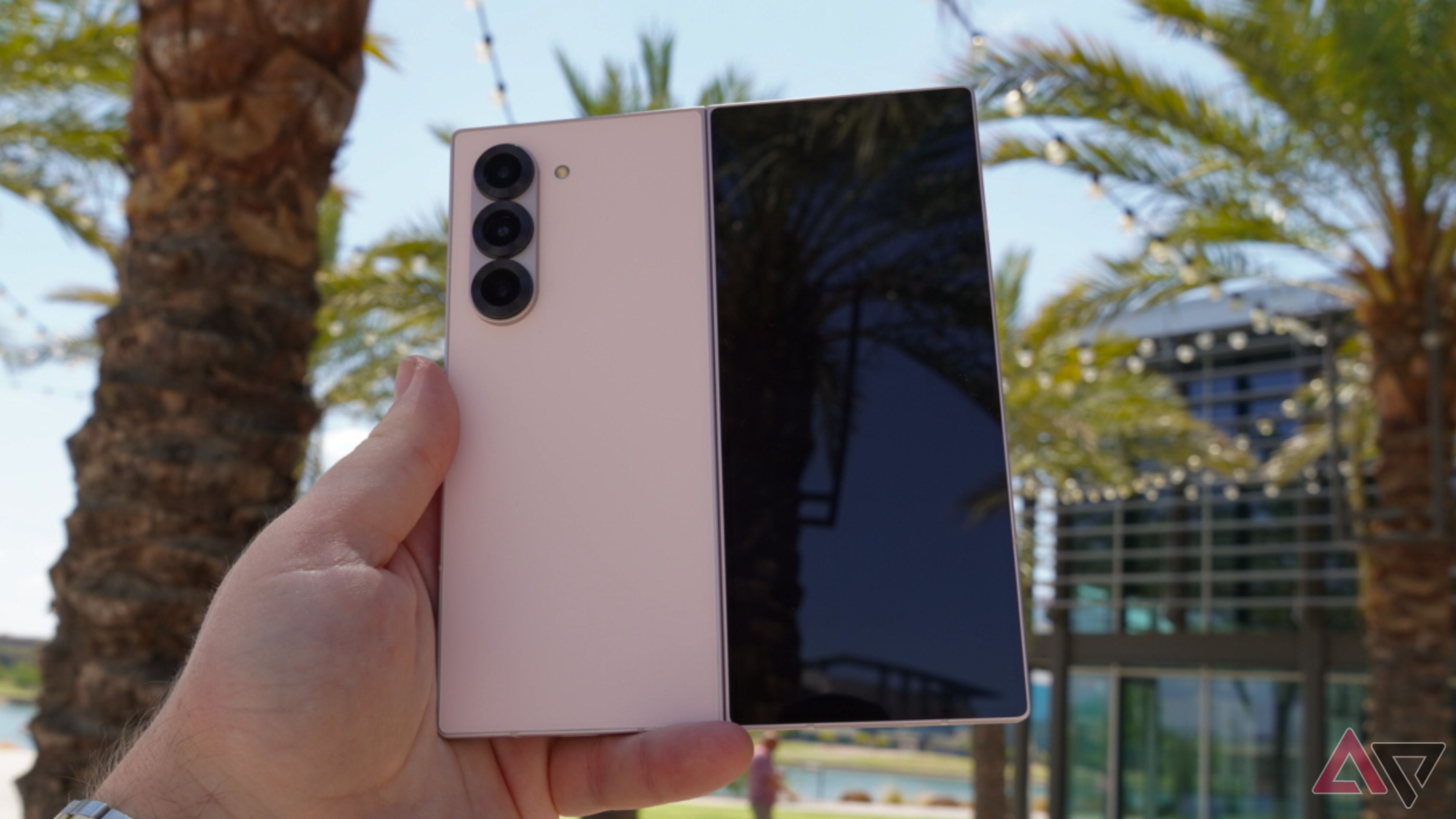 I'm still searching for a leftie-friendly folding phone
