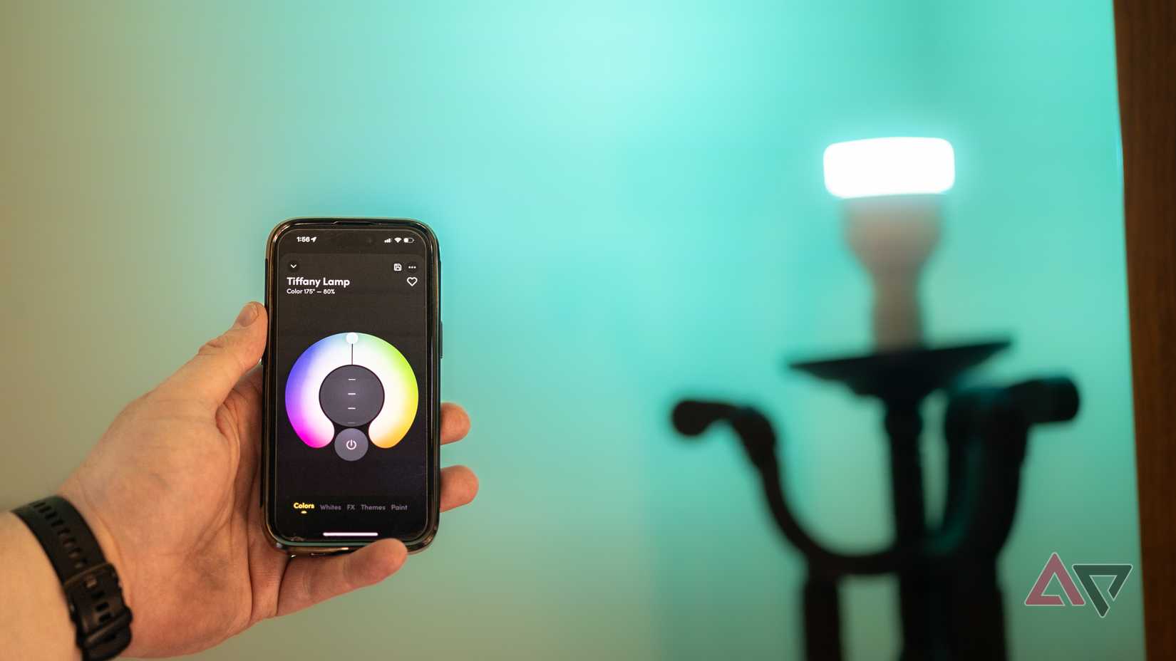 Uma configuração de luz azul-petróleo no LIFX A21 SuperColor