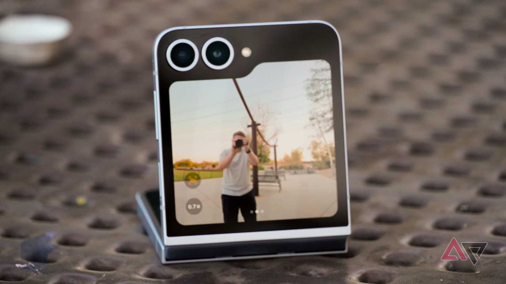 5 reasons why I prefer using a clamshell foldable while traveling