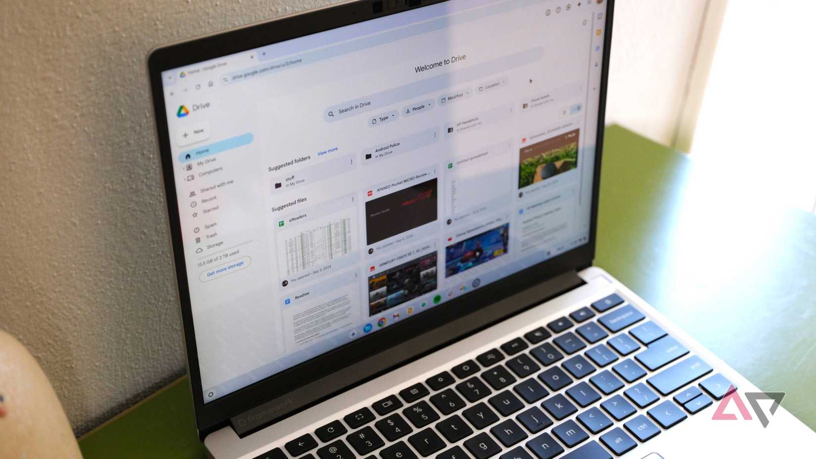 تفتح صفحة Google Drive الرئيسية على كمبيوتر محمول يعمل بنظام Windows على مكتب أخضر