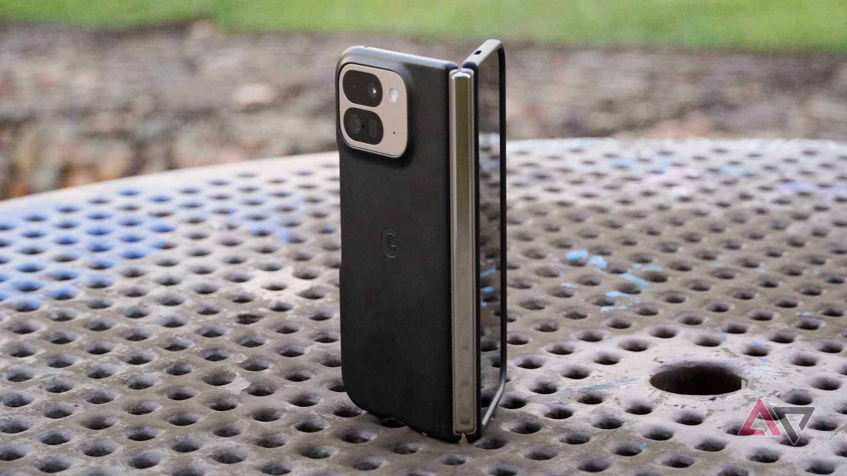 Uma visão angular do Pixel 9 Pro Fold com a capa oficial do Google entreaberta.