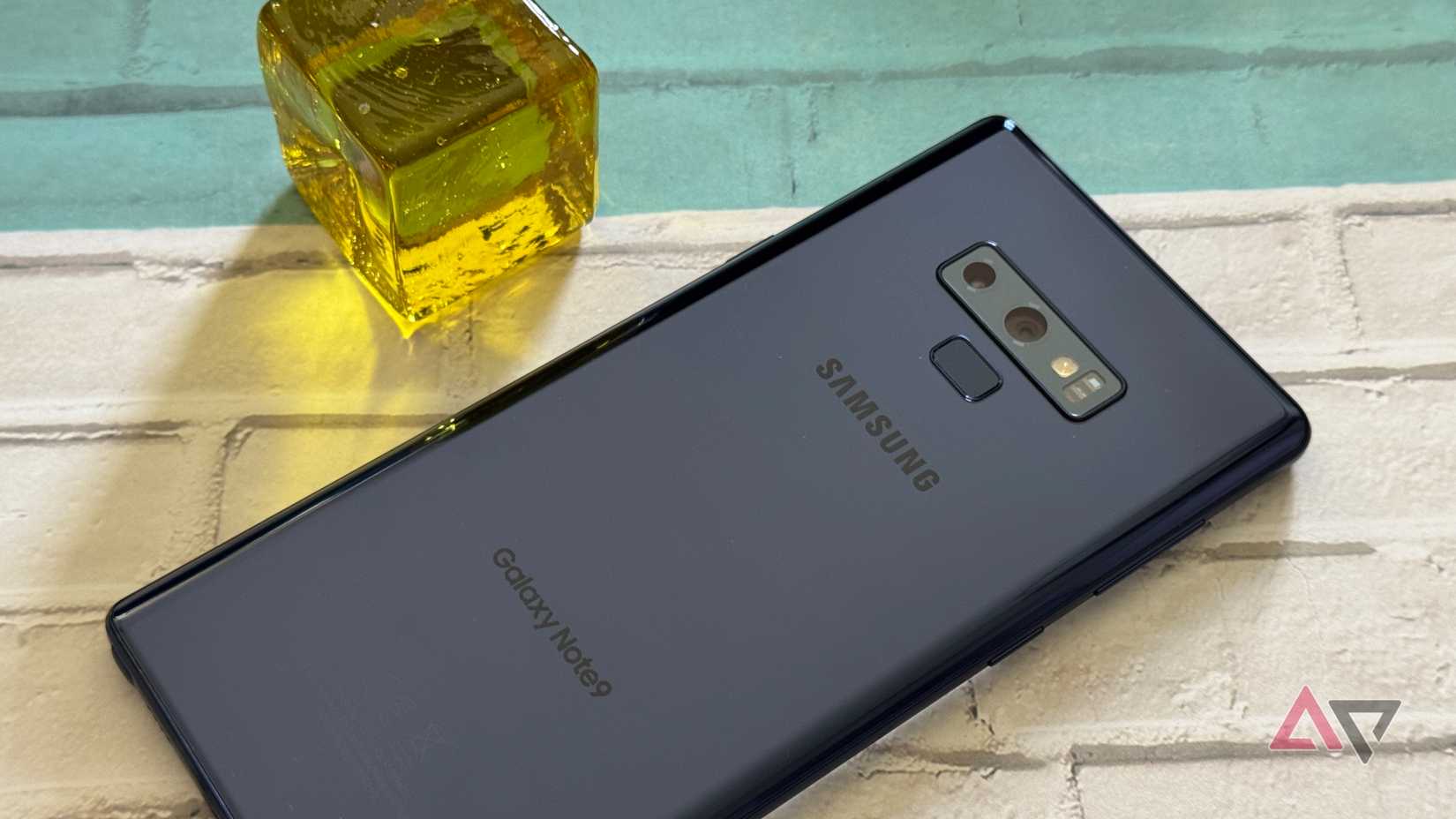 Samsung Galaxy Note 9 ao lado do bloco de vidro