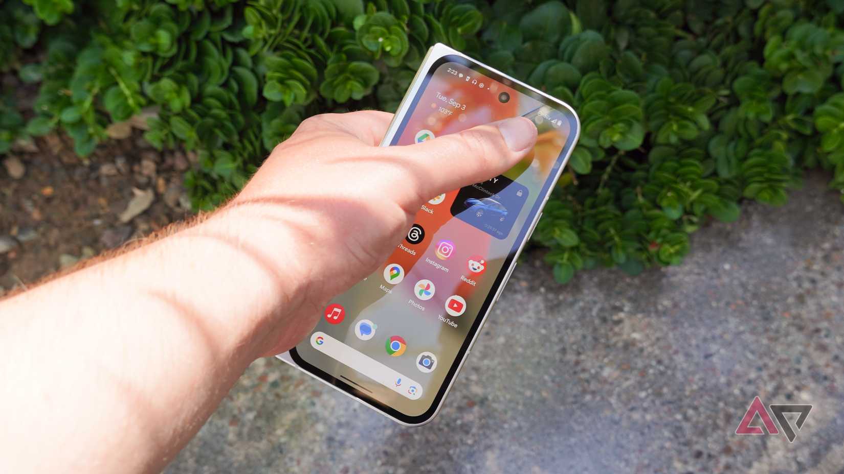 I'm still searching for a leftie-friendly folding phone