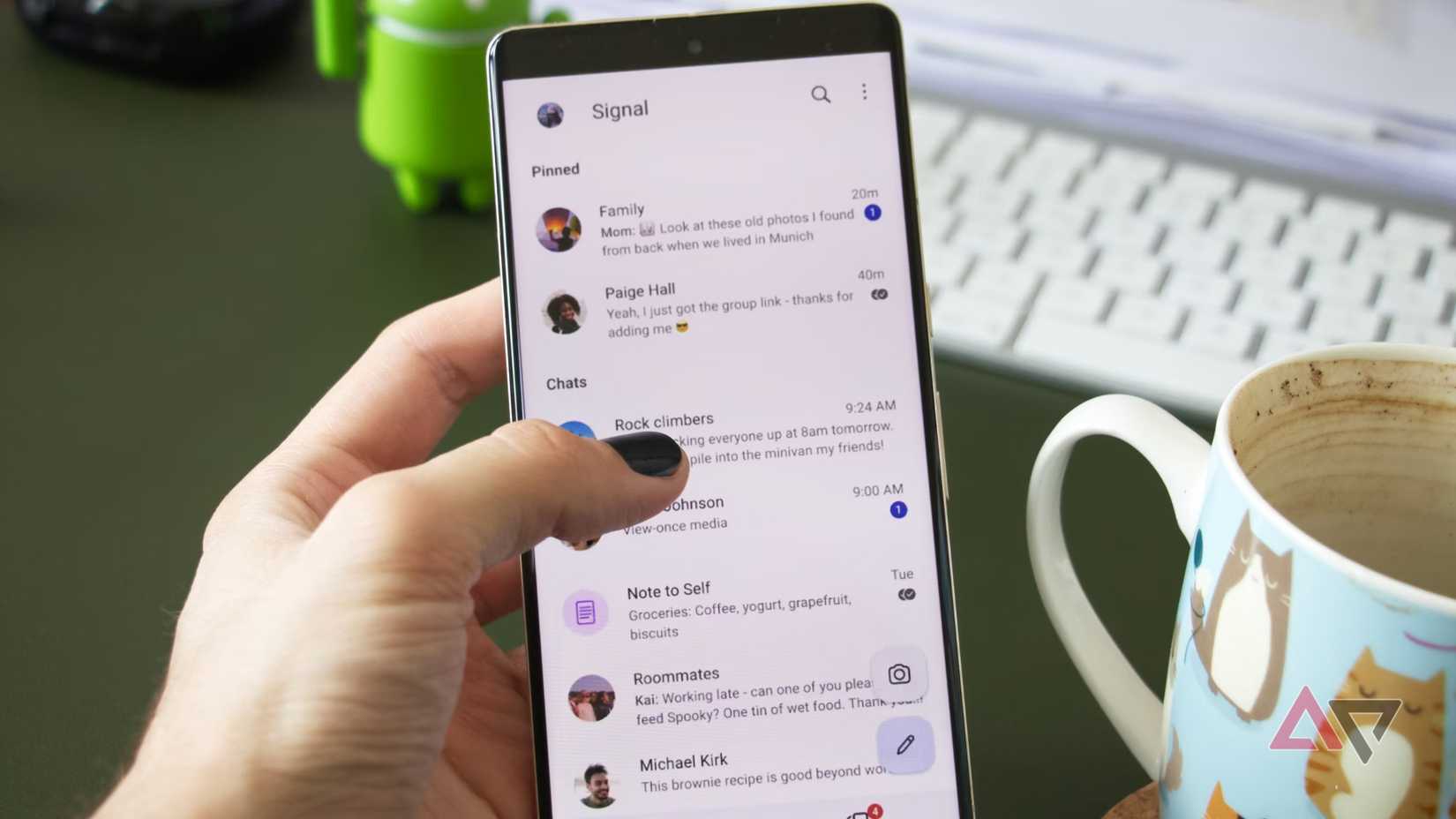 6 ميزات لـ Surfshark تجعله متميزًا عن كل VPN آخر قمت بتجربته 3 شخص يحمل هاتف Google Pixel 7 Pro، ويتفاعل مع نظرة عامة على دردشة Signal