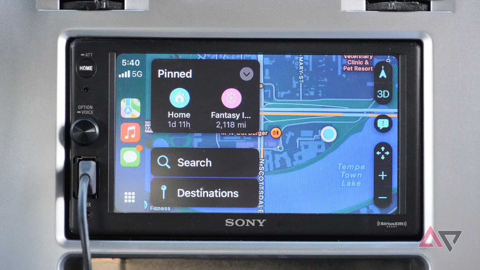 Mapas no CarPlay em um Chrysler 300.