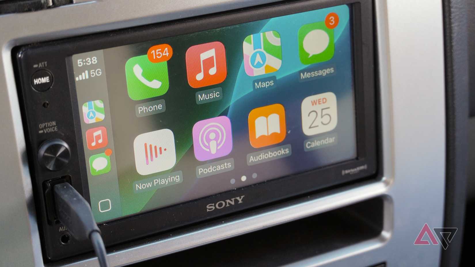 Um cabo USB saindo de uma unidade principal do CarPlay.