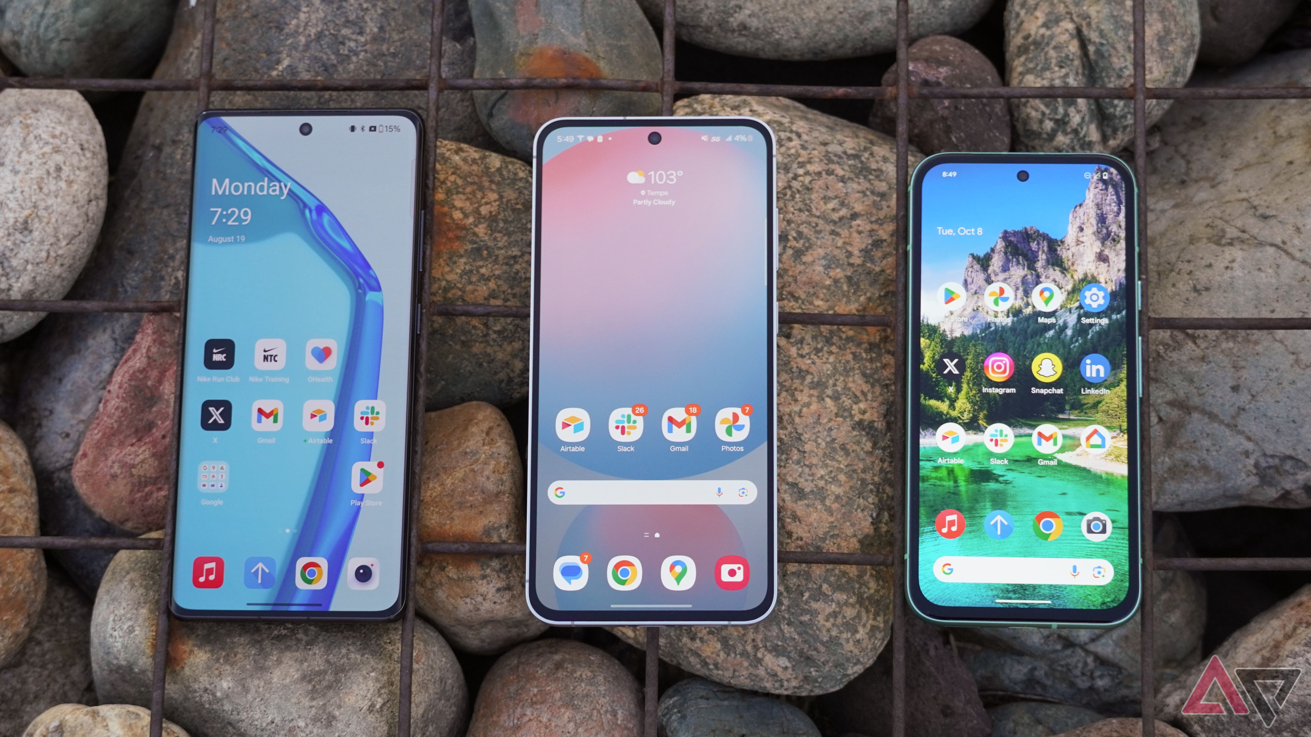 Un confronto tra gli schermi di OnePlus 12R, Galaxy S24 FE e Pixel 8a.