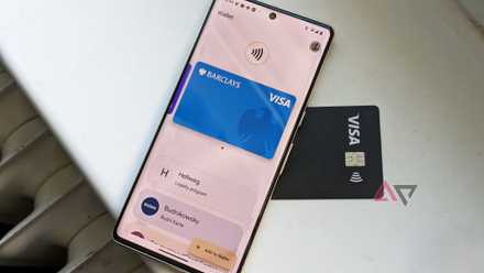 Google Wallet aberta em um smartphone Google Pixel sobre um cartão Visa preto