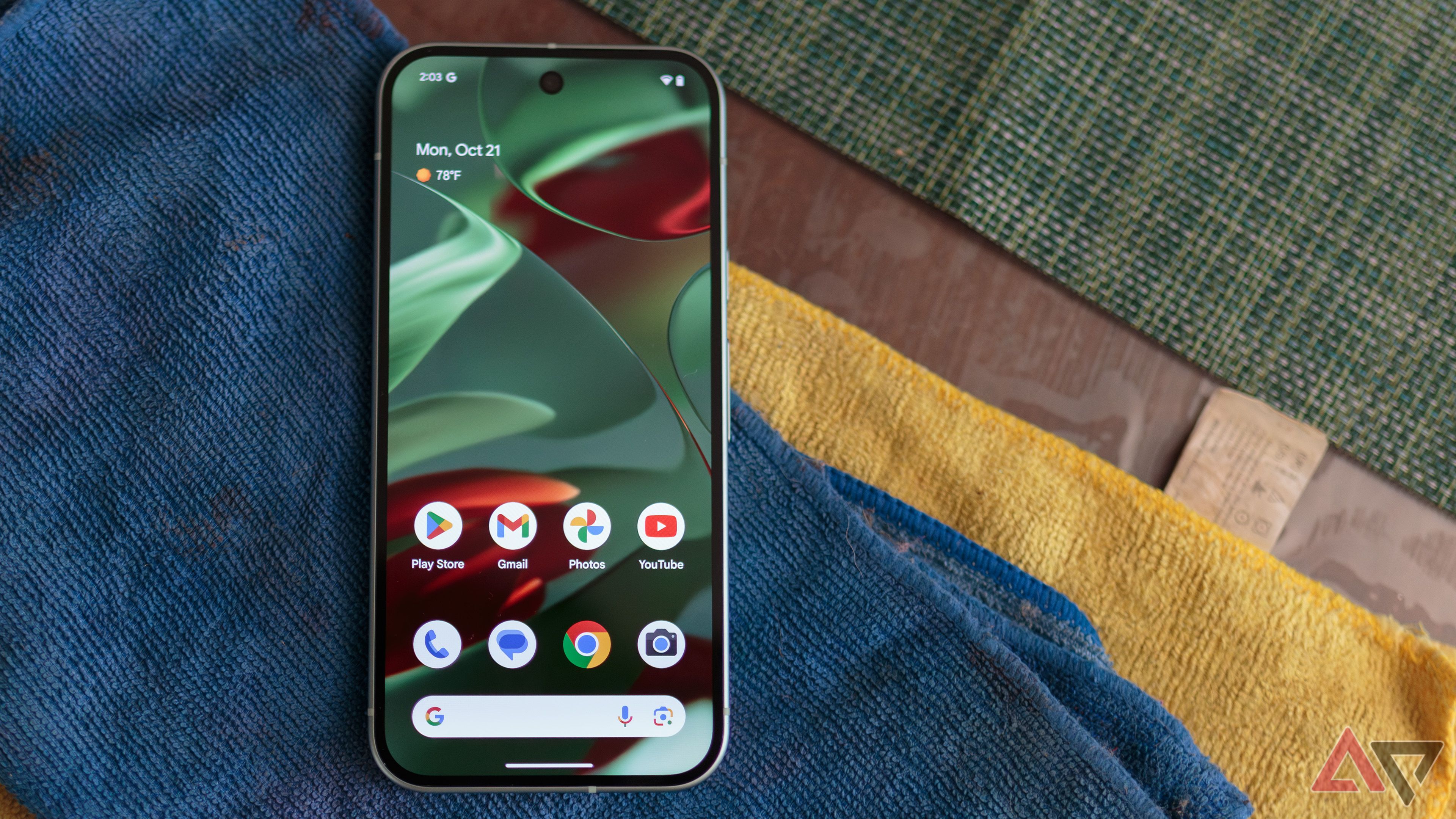 Google Pixel 9 con l'app del telefono sullo schermo