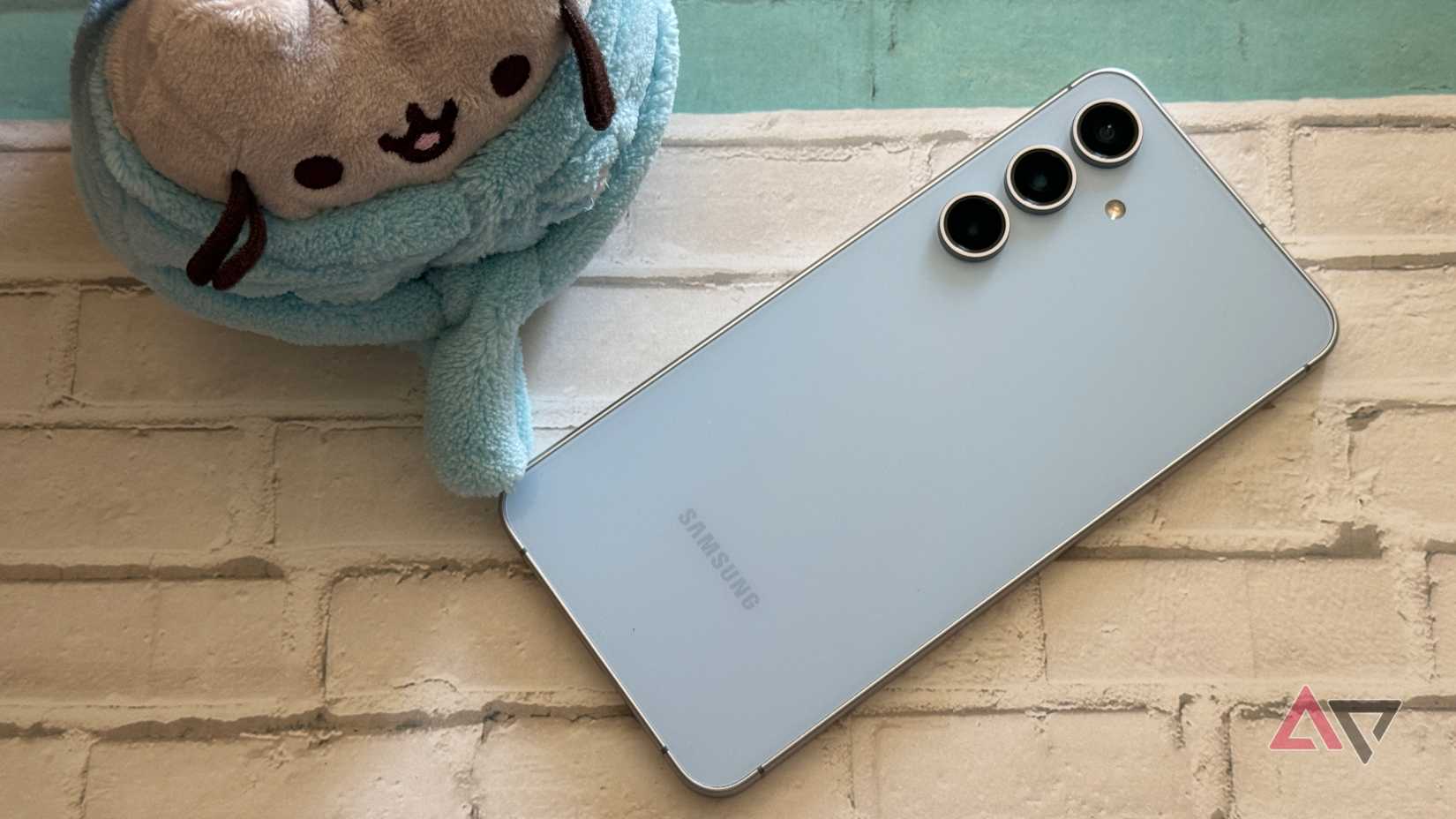 S24 Ranger Samsung Galaxy S24 FE vs. Galaxy S24: Big mid-ranger or a compact flagship