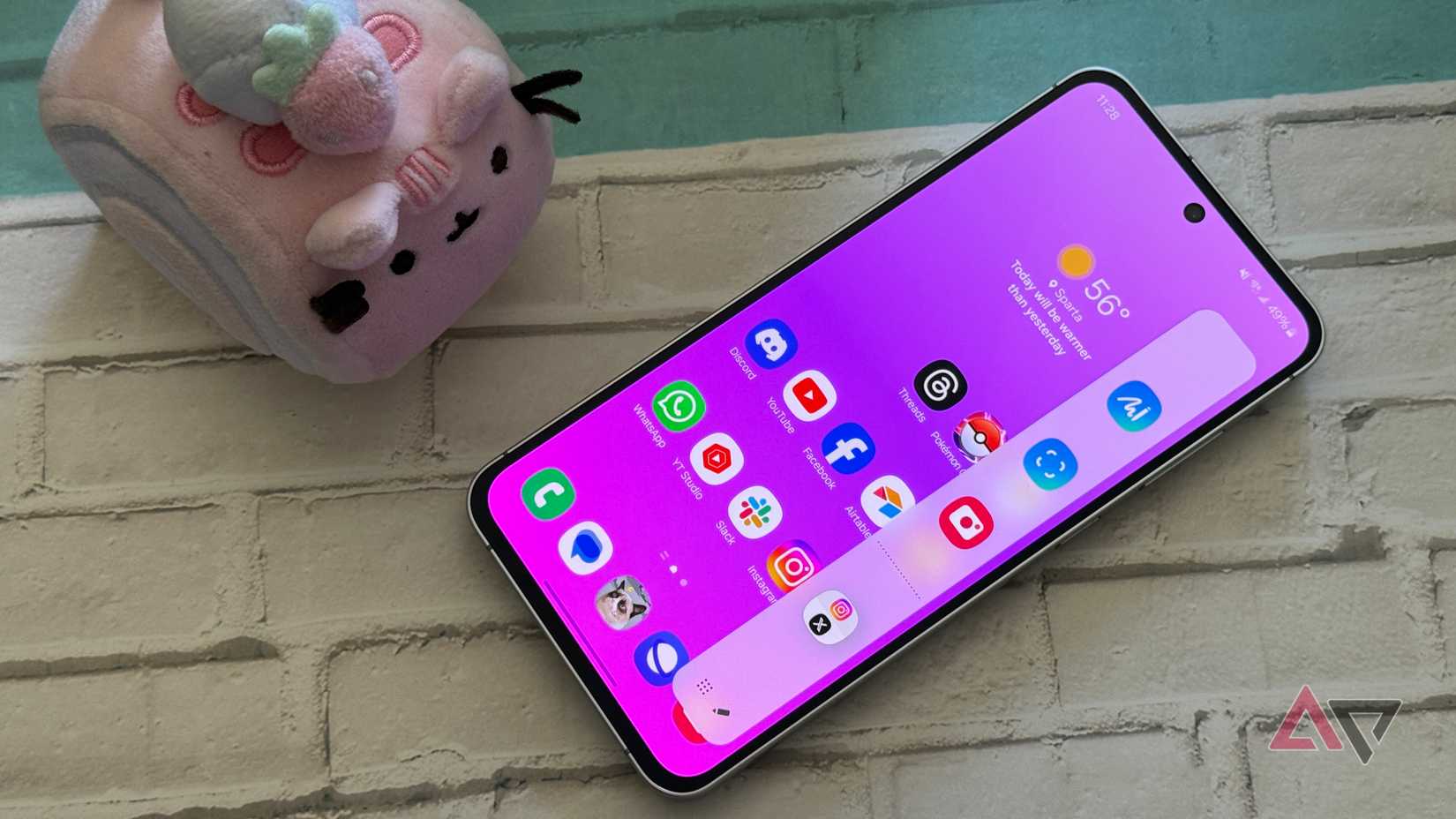 Samsung Galaxy S24 FE exibindo um painel Samsung Edge