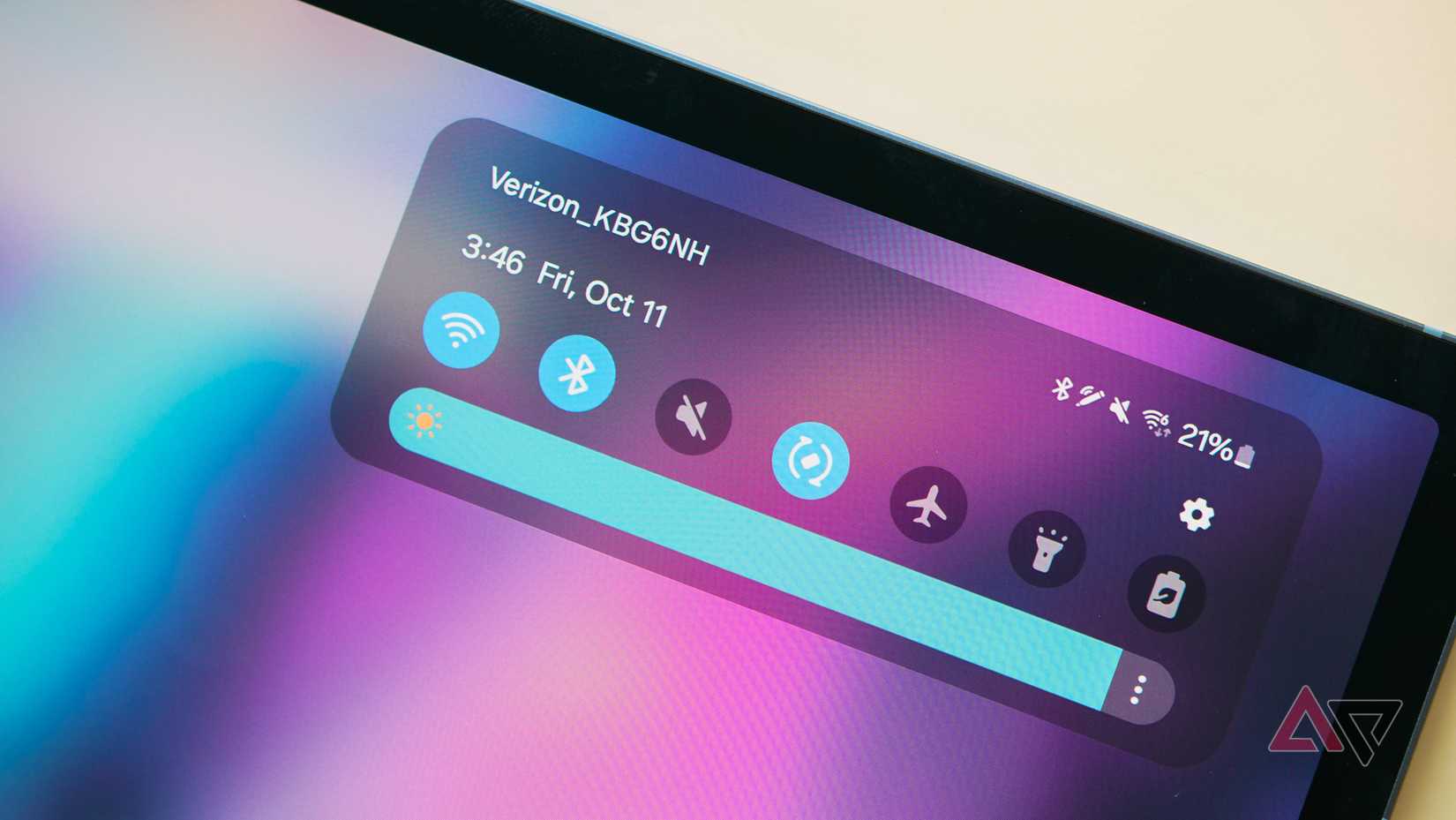 Um close nos controles de brilho do Tab S10