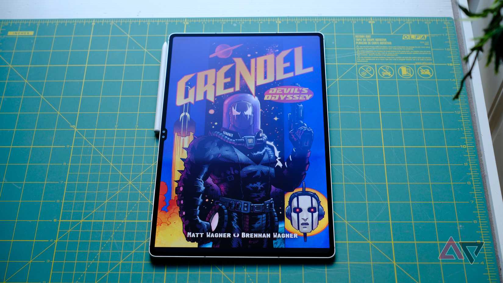 Samsung Galaxy Tab S10 Ultra lendo uma história em quadrinhos com caneta ao lado