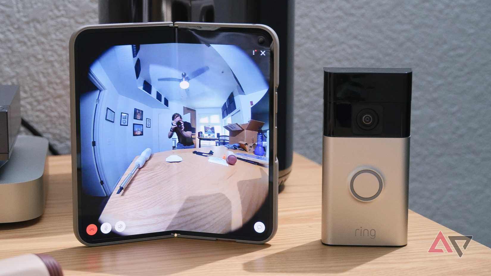 A imagem da câmera proveniente da Ring Batter Doorbell mostrada no Google Pixel 9 Pro Fold.
