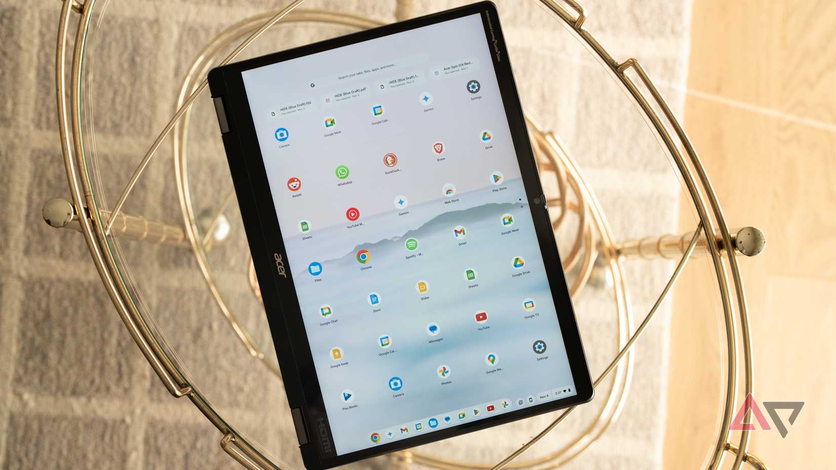 Un Acer Chromebook Plus Spin 514 disteso su un tavolo di vetro in modalità tablet