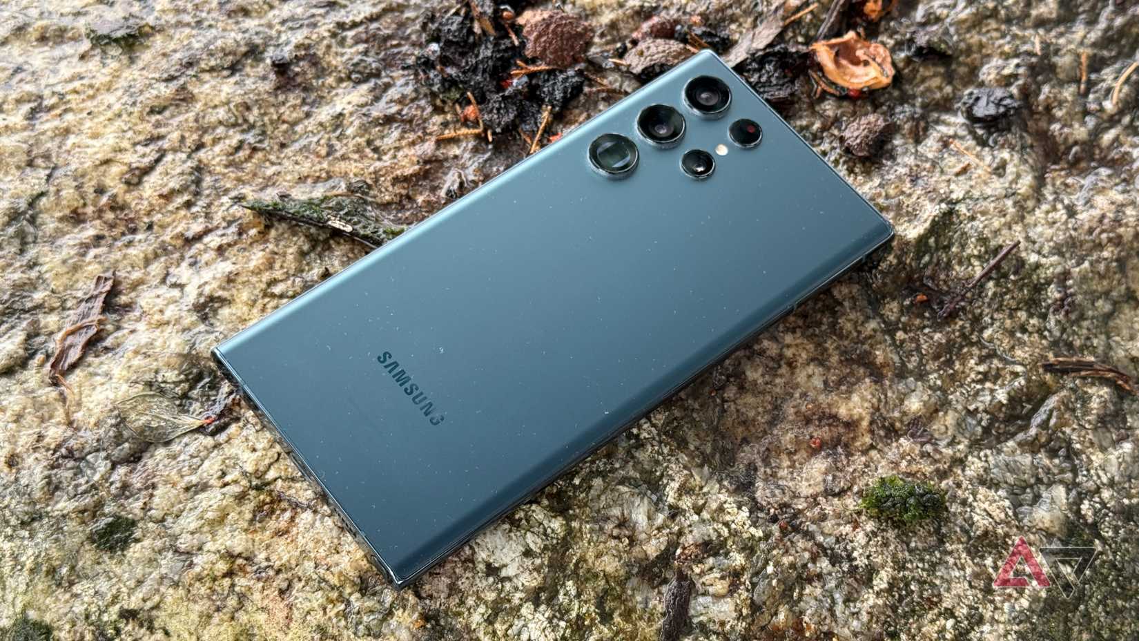 Samsung Galaxy S22 Ultra deitando em uma rocha