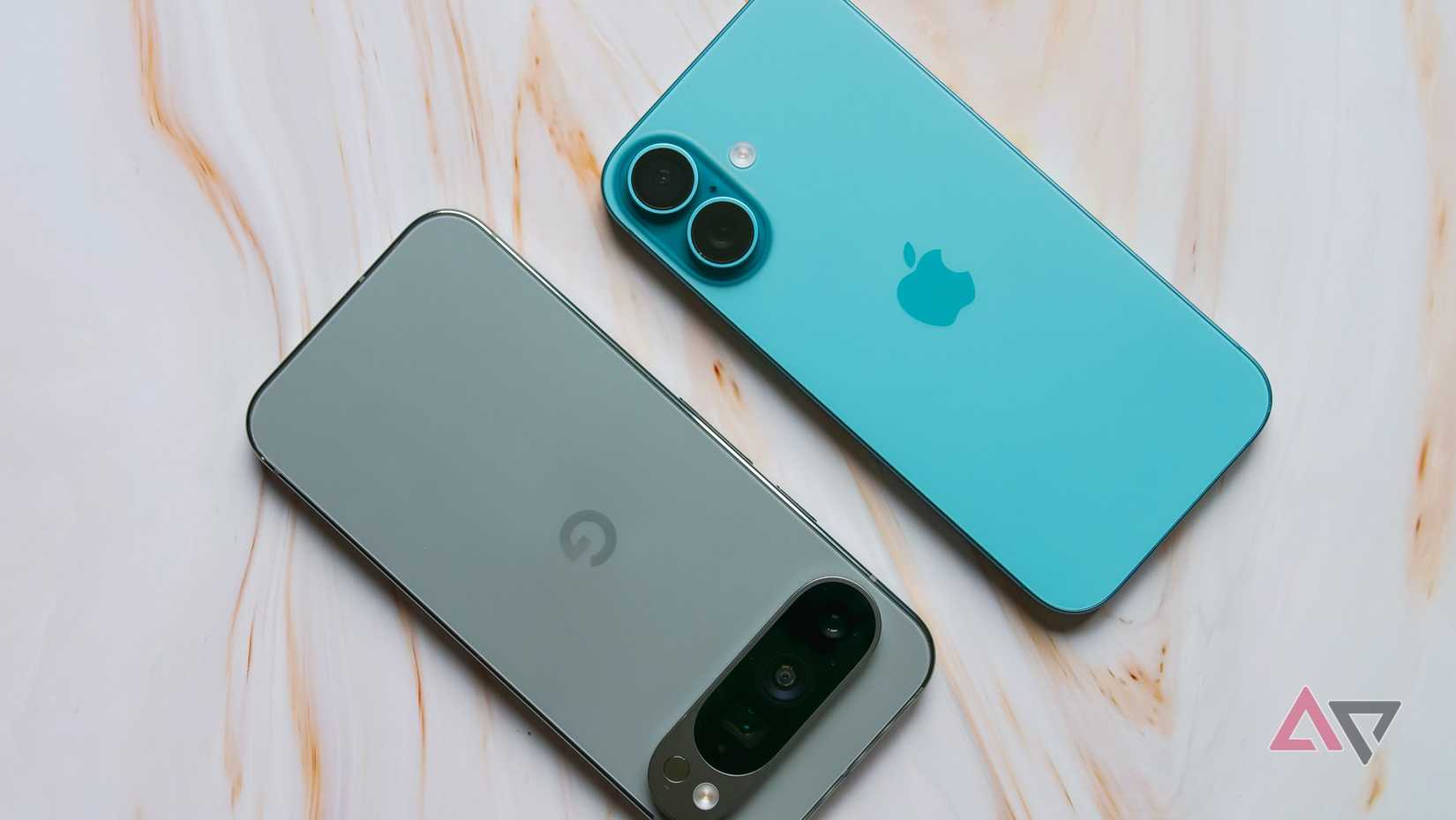 Um Pixel 9 Pro ao lado de um iPhone 16 em um fundo castanho.