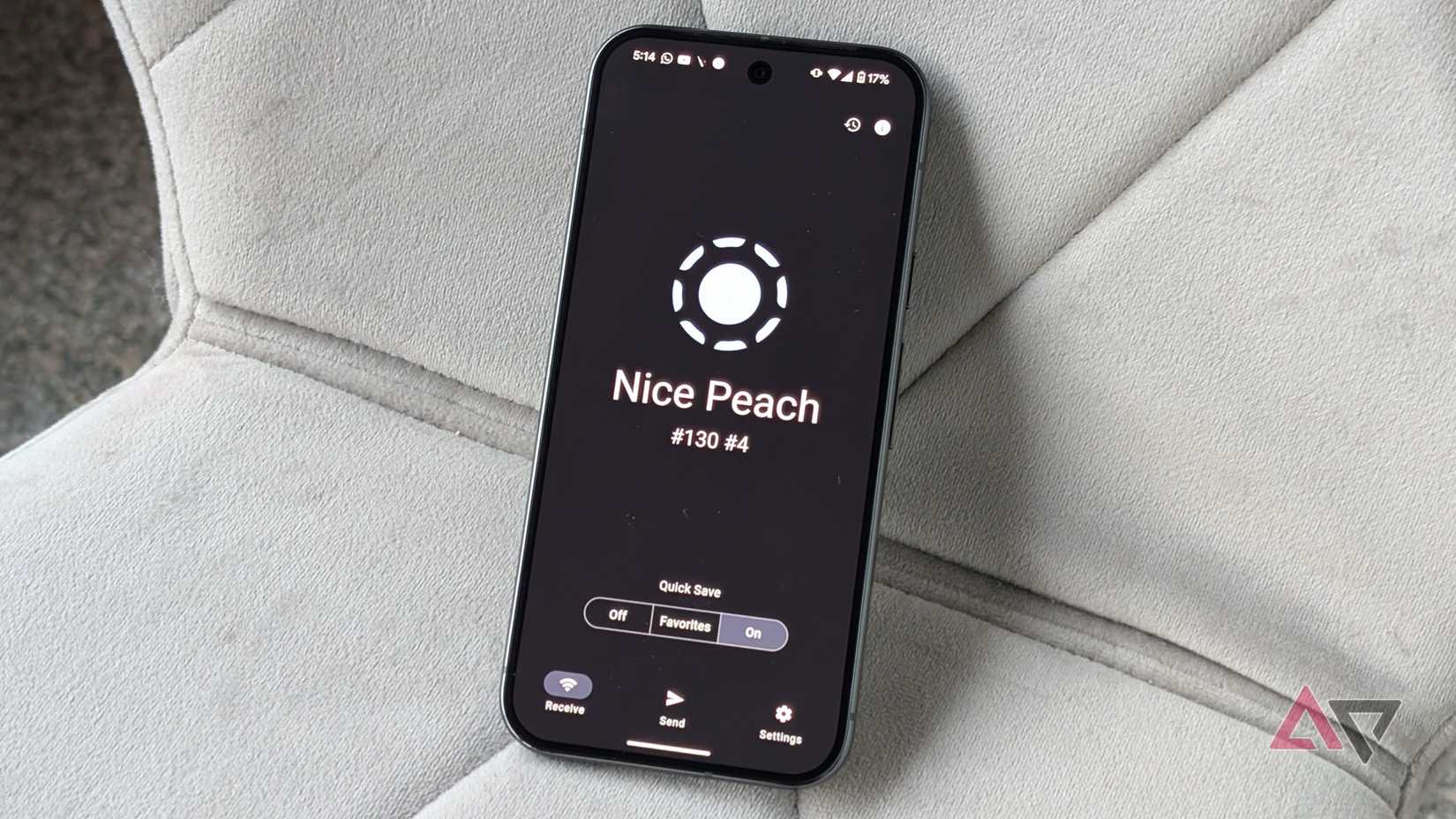 LocalSend in esecuzione su Pixel 9 Pro davanti a uno sfondo in tessuto chiaro