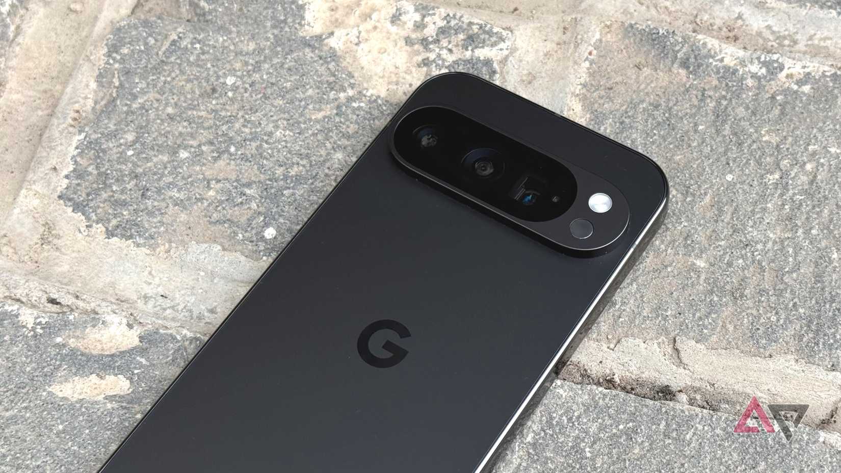 لقد غيرت كاميرا هاتفي ووجدت منظرًا لم أتوقعه 2 هاتف Pixel 9 Pro ملقى على مقعد حجري