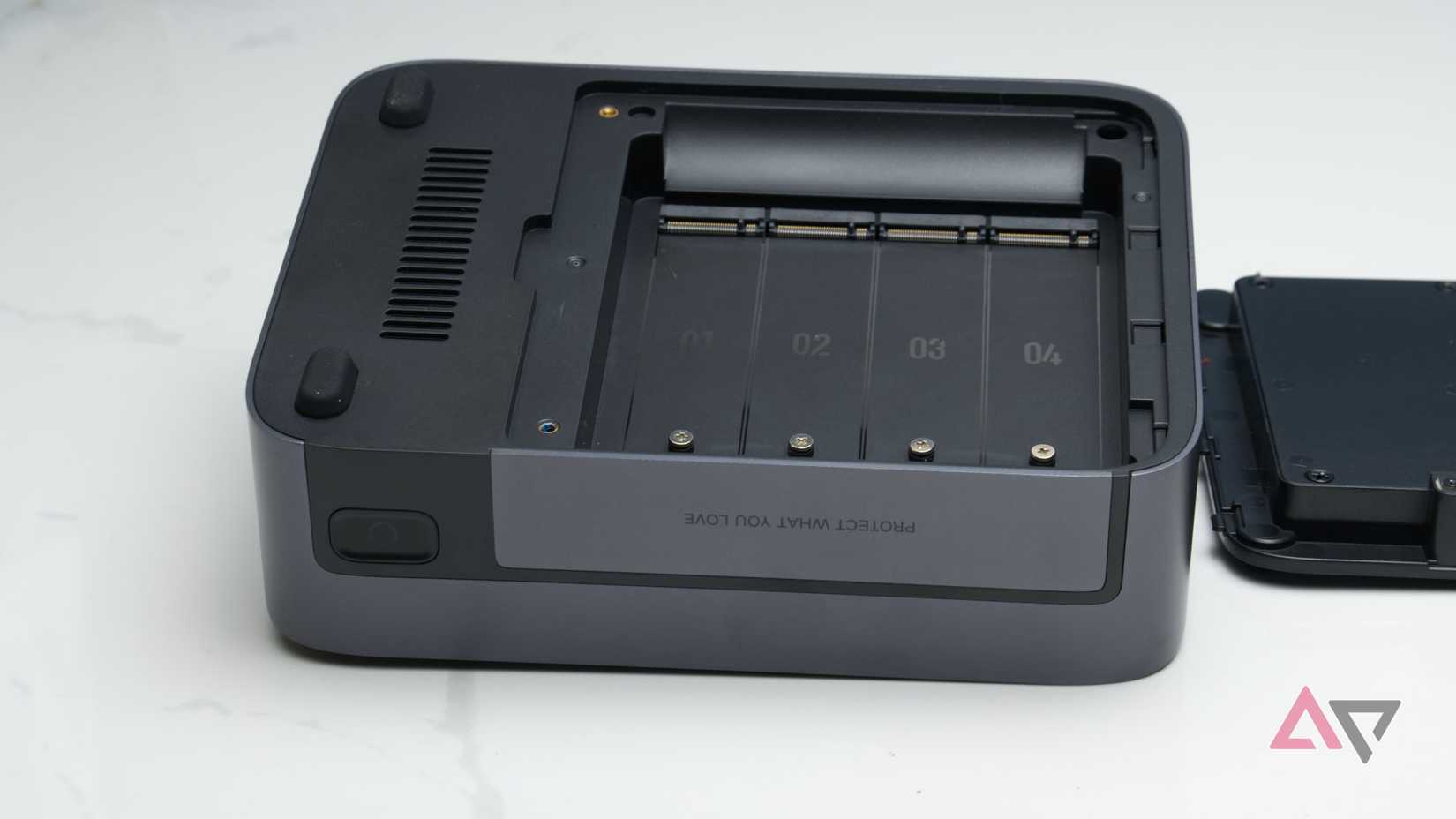 Ugreen NASync DXP480T Plus com baias SSD vazias expostas