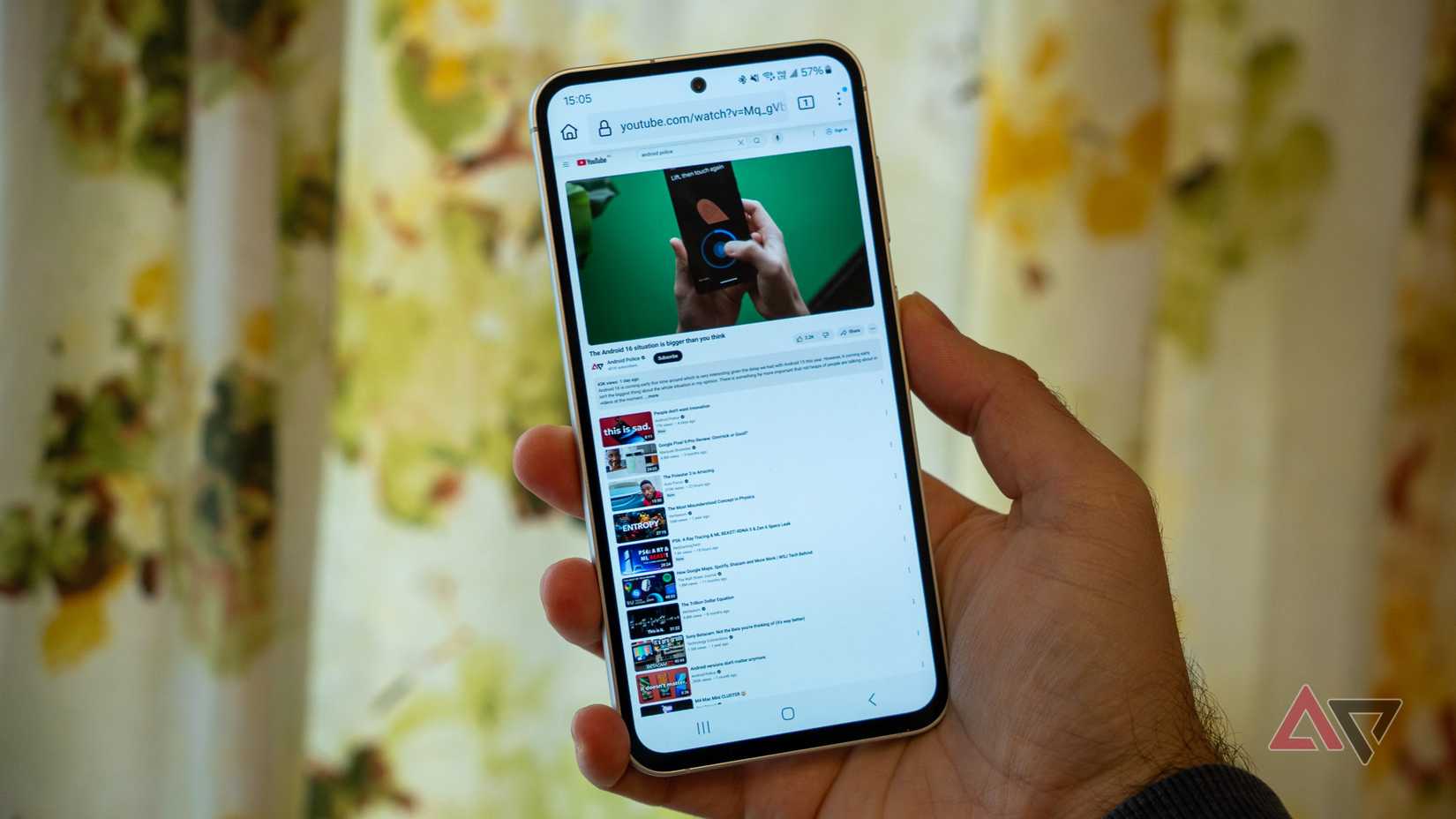 vídeo do youtube sendo reproduzido no navegador da web de um telefone na mão