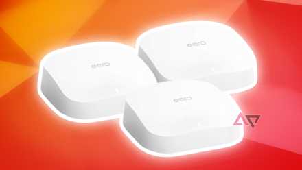 Roteadores mesh Eero em um fundo colorido