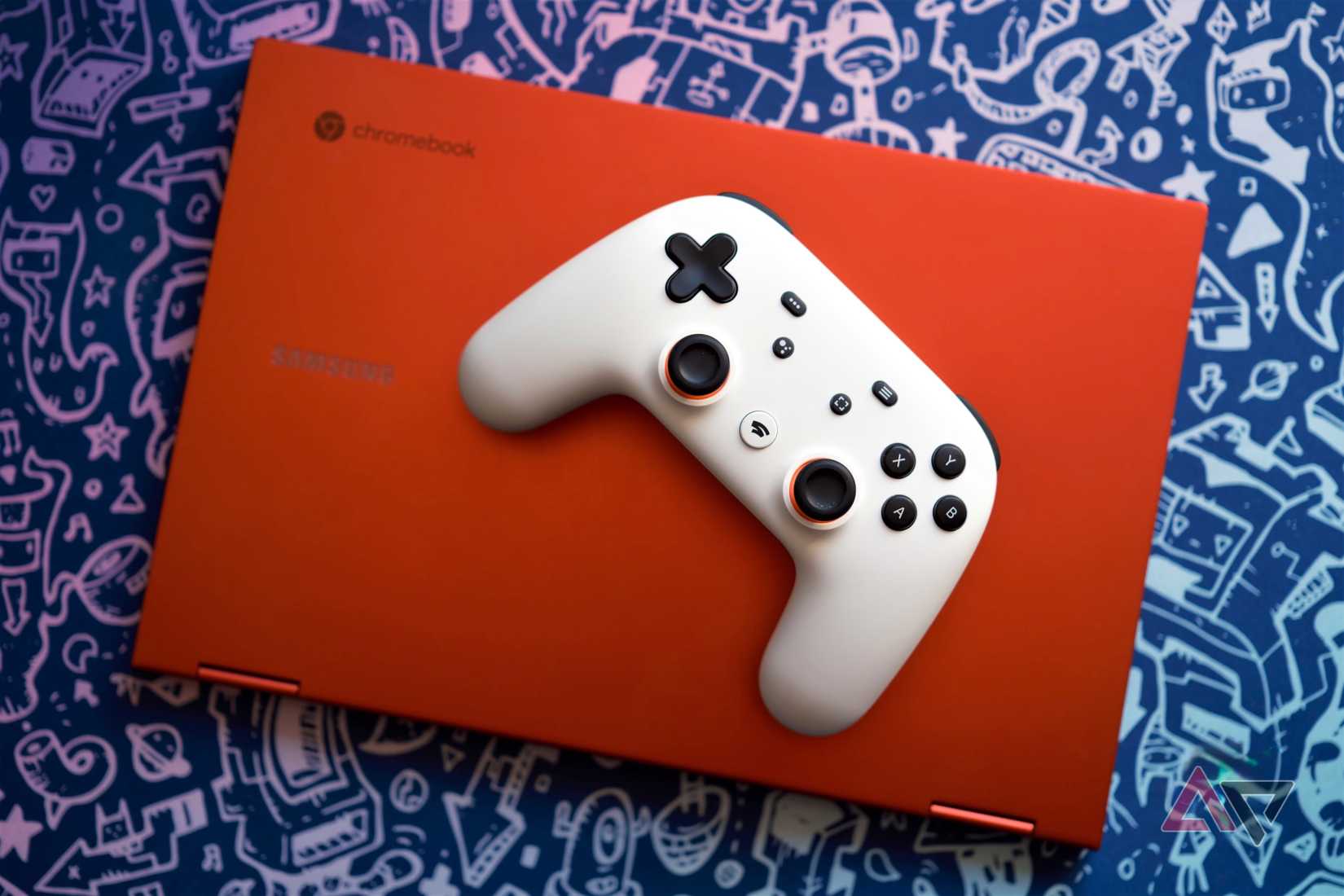 Controlador do Google Stadia em cima de um Chromebook