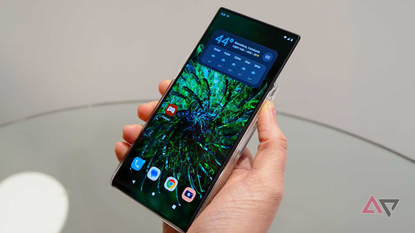 conceito de telefone rolável motorola rizr em mãos com tela estendida