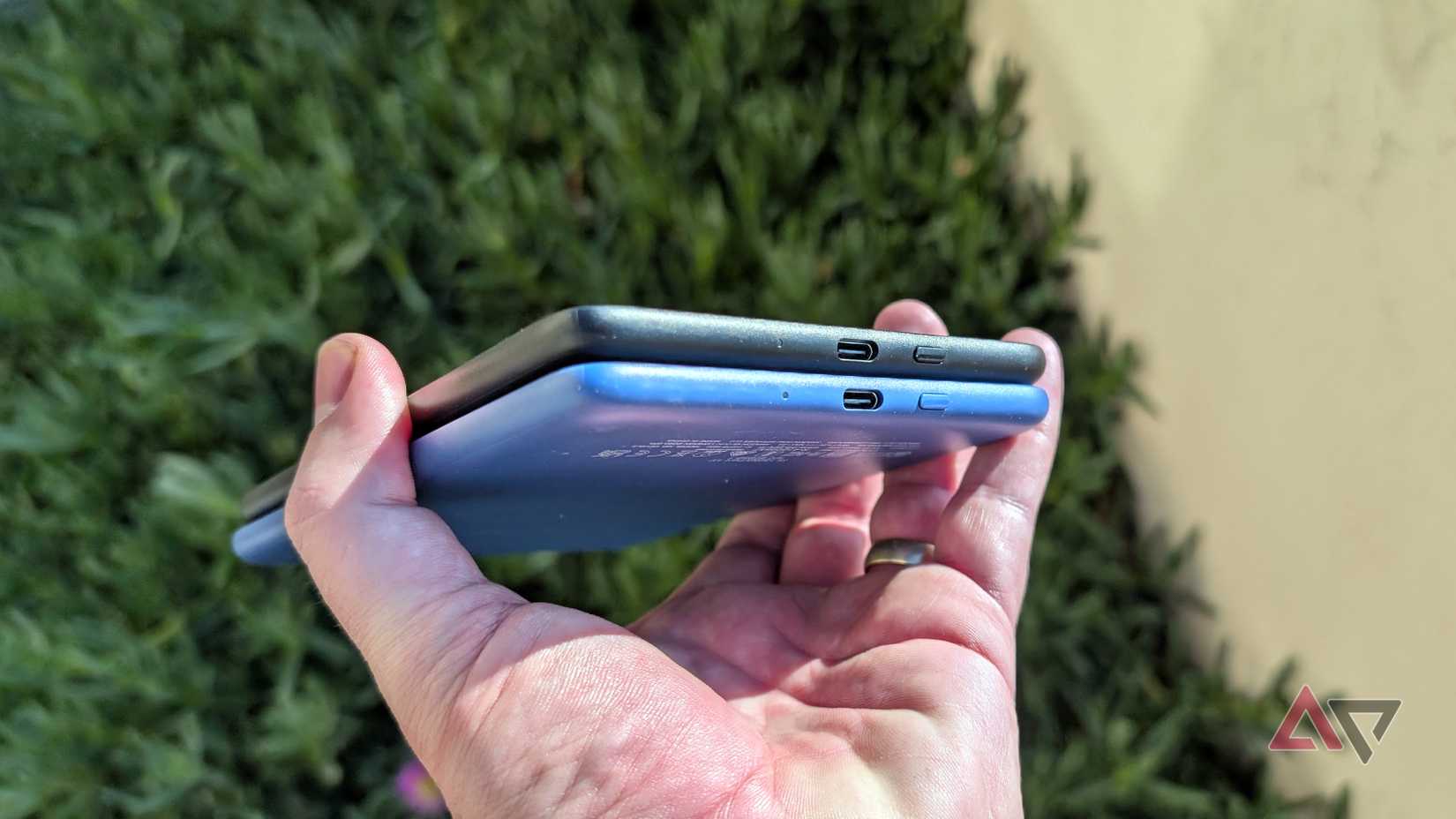 Amazon Kindle 2024 (parte superior) e 2022 (parte inferior) mostrando a porta USB e o botão liga/desliga