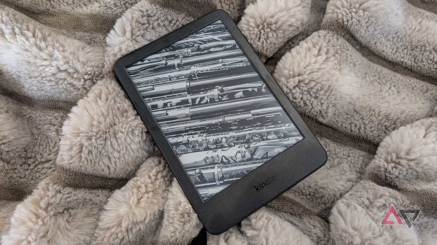 Amazon Kindle 2024 em um cobertor