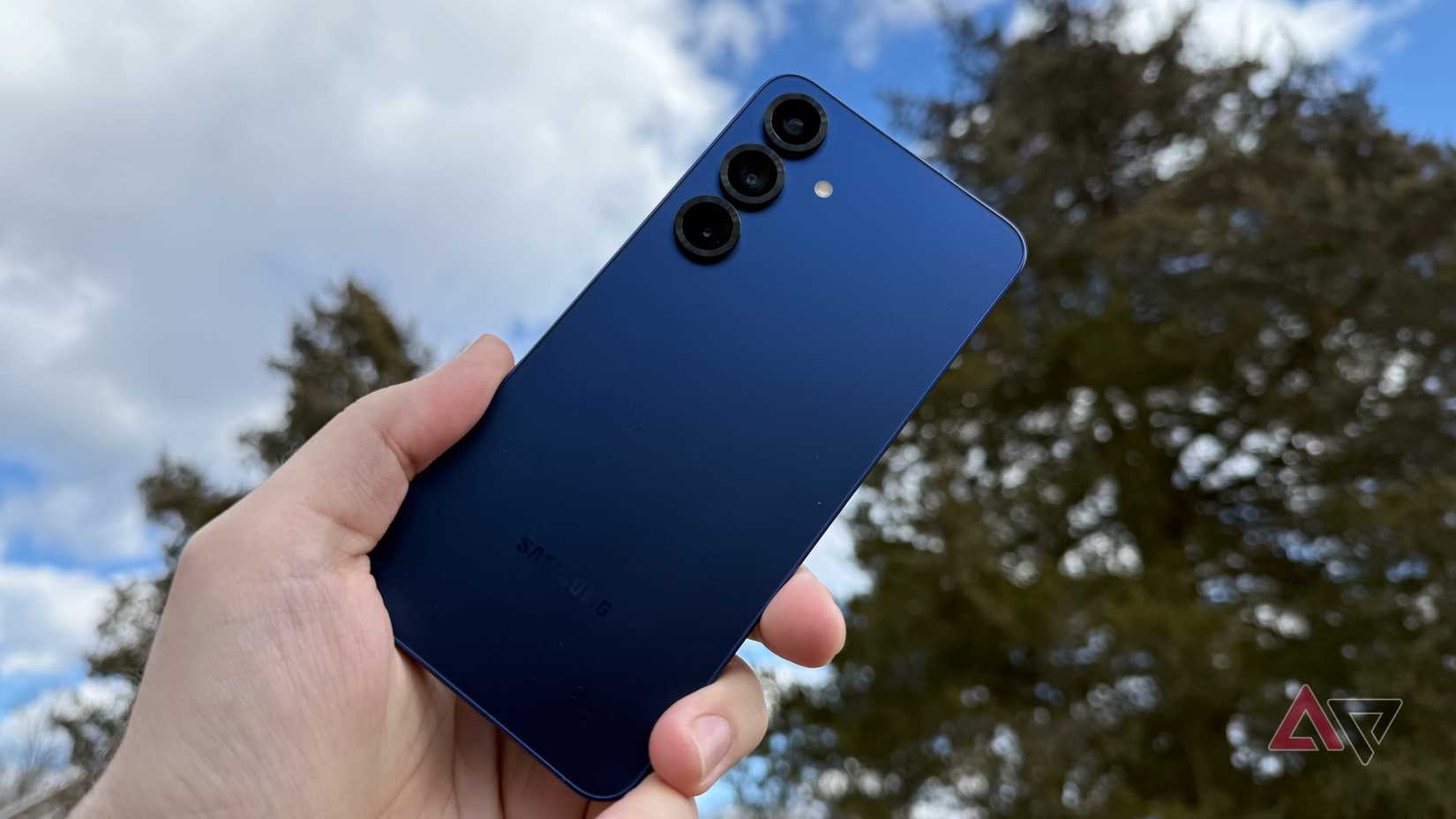 Samsung Galaxy S25+ encostado ao céu