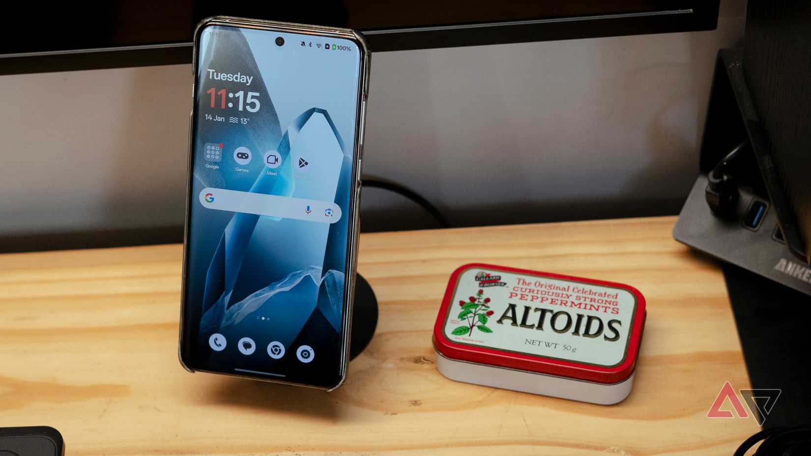 OnePlus 13 collegato al caricatore da tavolo MagSafe tramite custodia magnetica