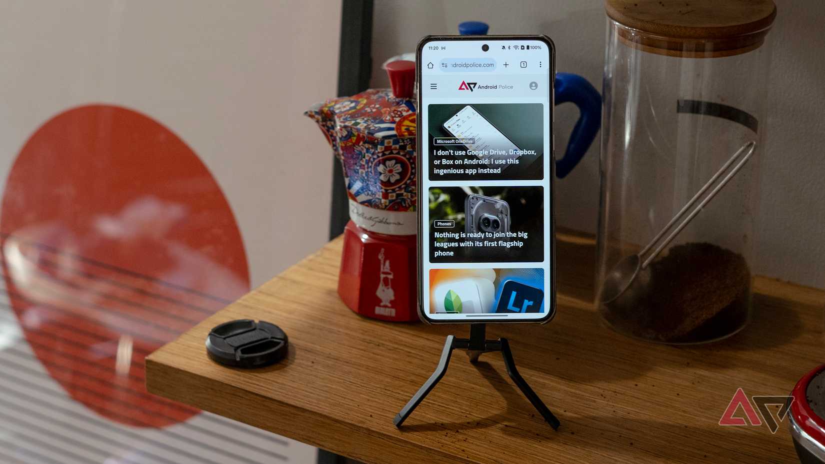 OnePlus 13 acoplado a tripé MagSafe com estojo magnético