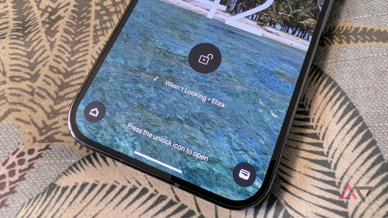 Imagem mostrando o recurso Now Playing do Pixel na tela de bloqueio