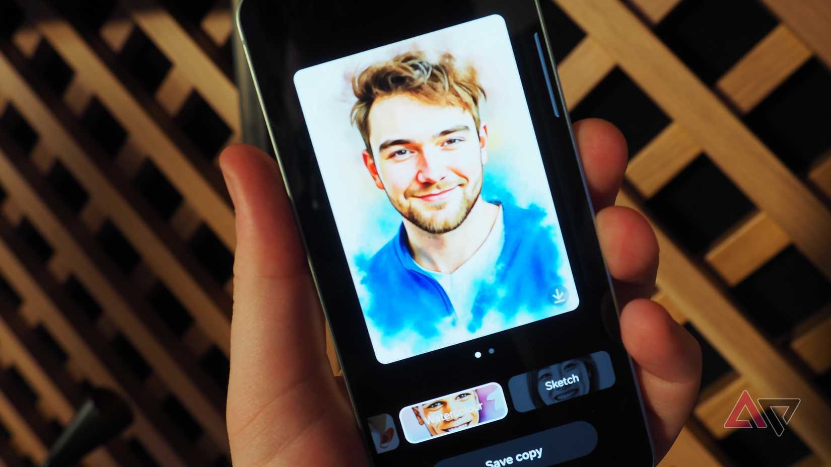 O Samsung Galaxy S25 em uma mão em um evento prático