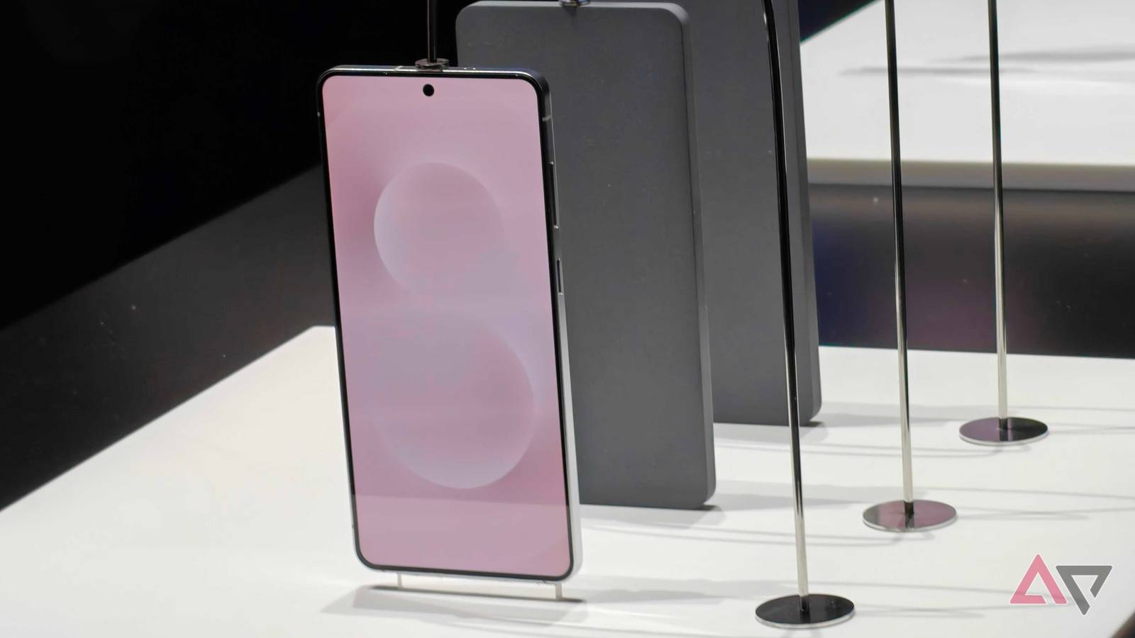 Samsung Galaxy S25 Edge hands-on display