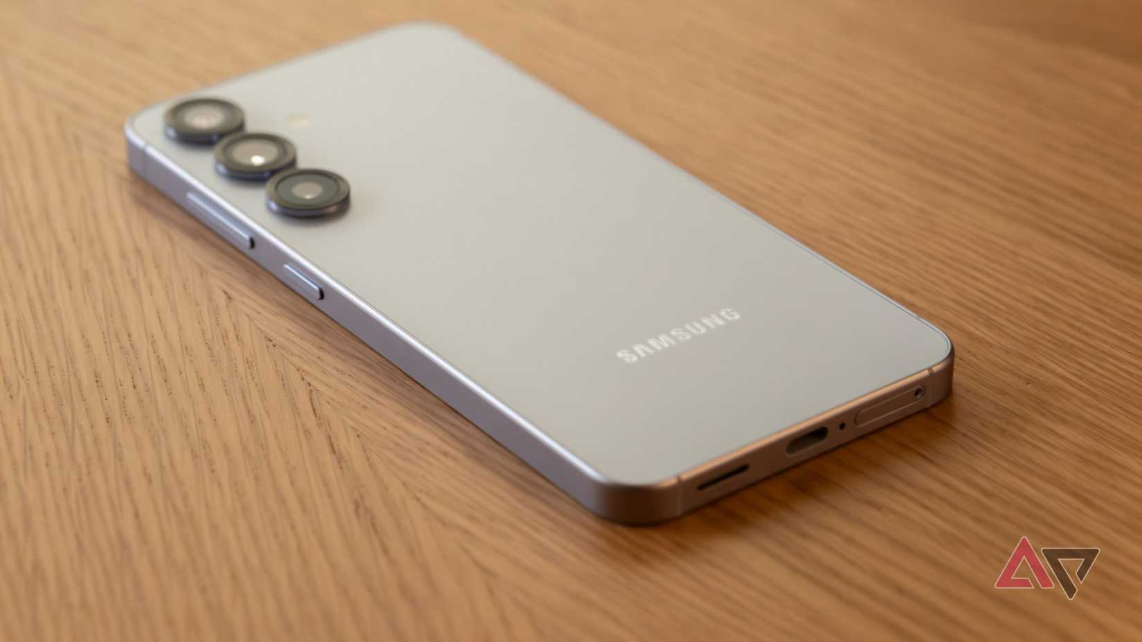 تبدو تشكيلة Galaxy S26 من سامسونج وكأنها فرصة ضائعة تنتظر حدوثها 3 هاتف Samsung Galaxy S25 مقلوبًا على الطاولة.