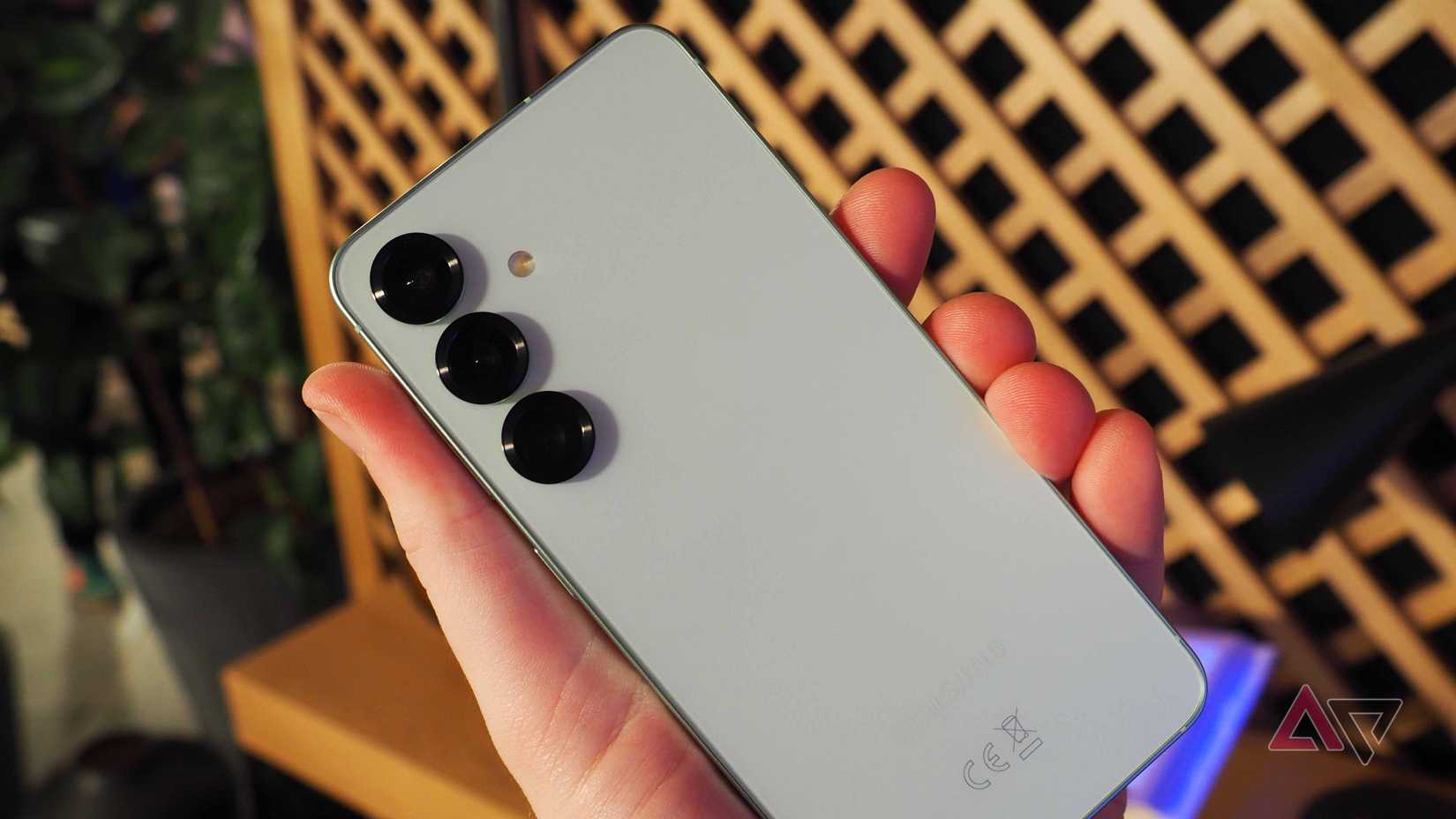 Il Samsung Galaxy S25 in mano a qualcuno che mostra la parte posteriore del telefono