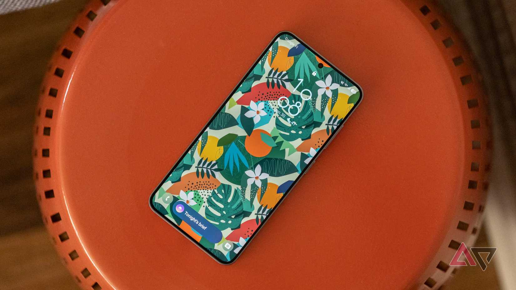 The Samsung Galaxy S25's lock screen.