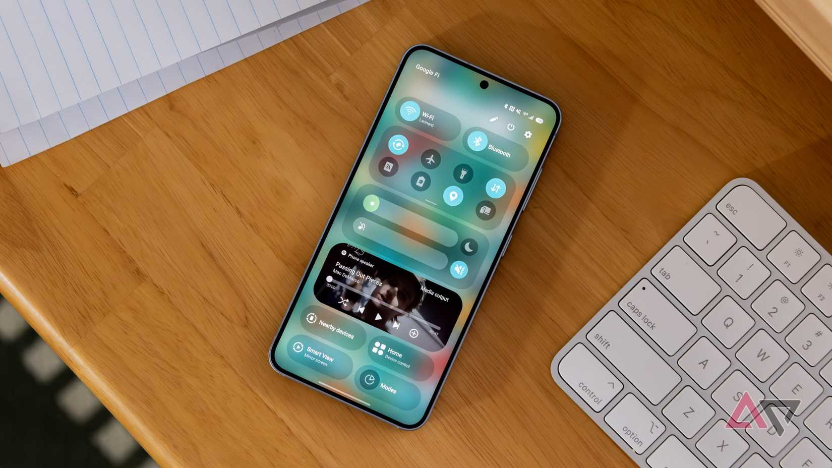 O Samsung Galaxy S25 em uma mesa, mostrando seu painel de configurações rápidas.