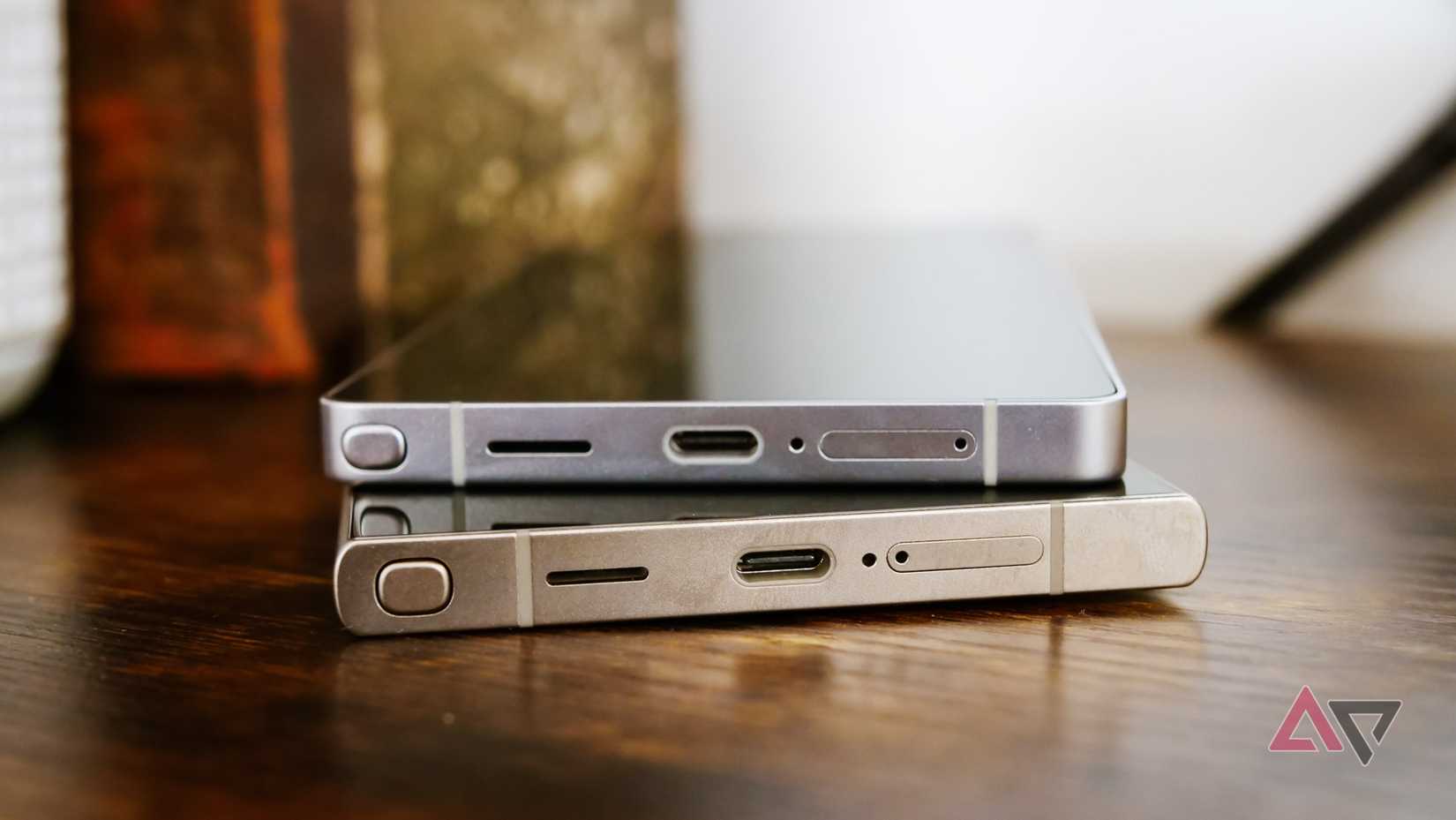 samsung s25 ultra descansando em cima do 24 ultra