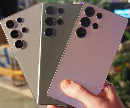 O Samsung Galaxy S25 Ultra em três cores diferentes na mão de alguém