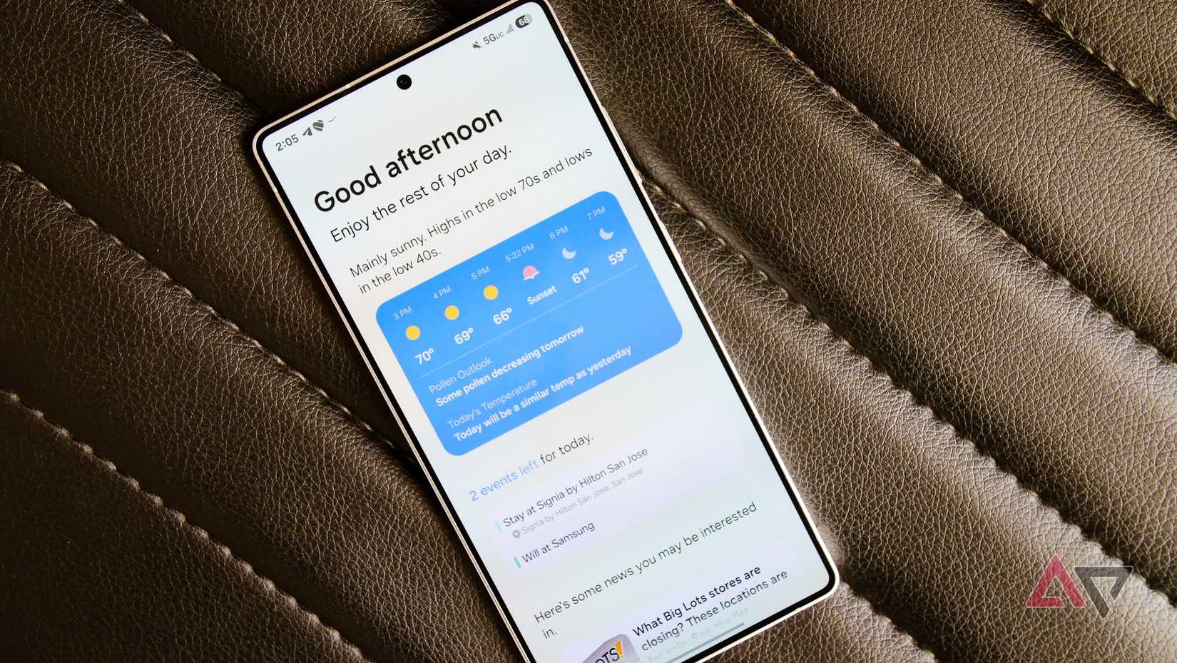 Samsung Galaxy S25 Ultra com a tela mostrando notificações da tela de bloqueio e IA