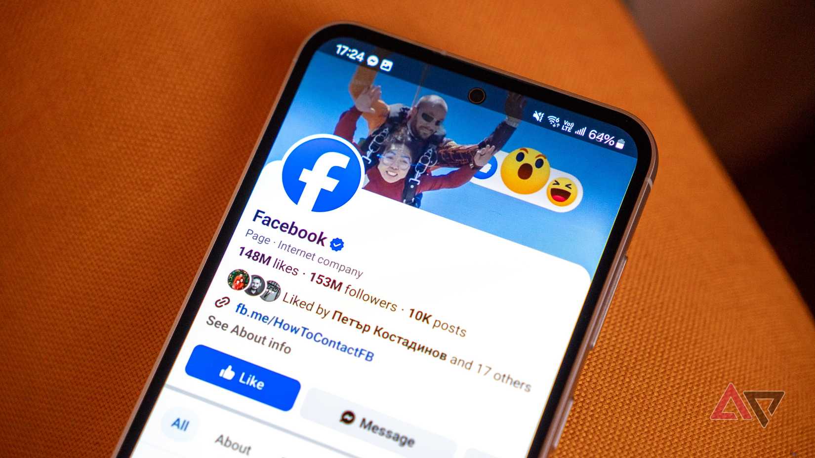 a página do Facebook do Facebook mostrada em um telefone Samsung no braço de um sofá
