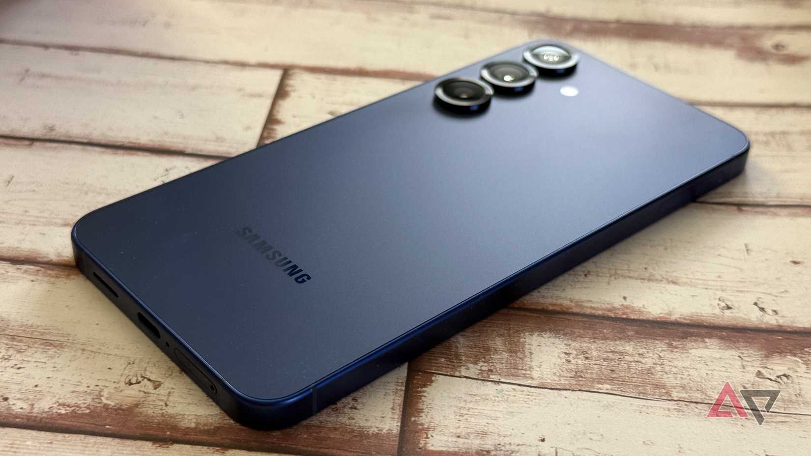 Back glass of the Samsung Galaxy S25+