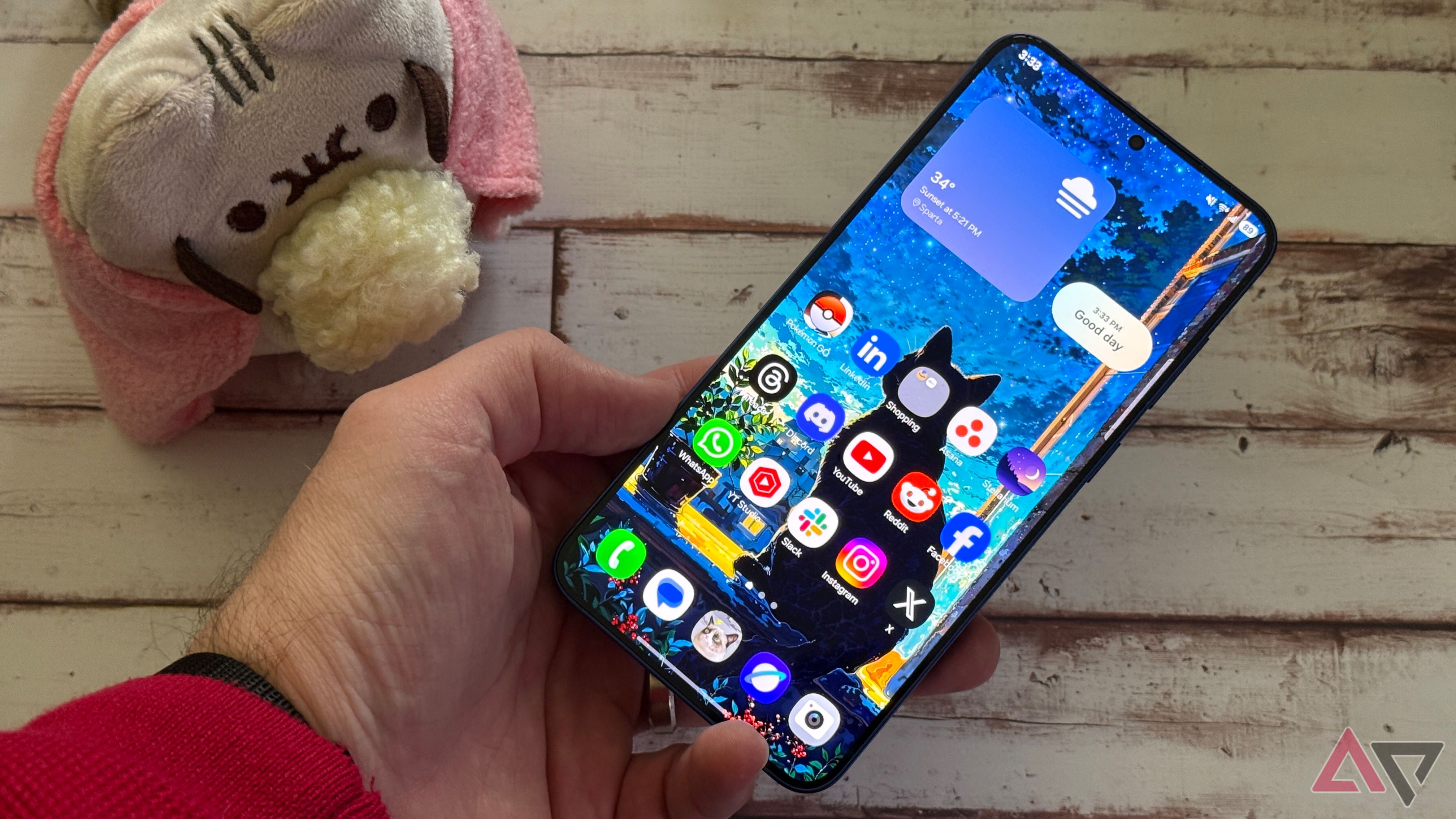 Home screen on the Galaxy S25+