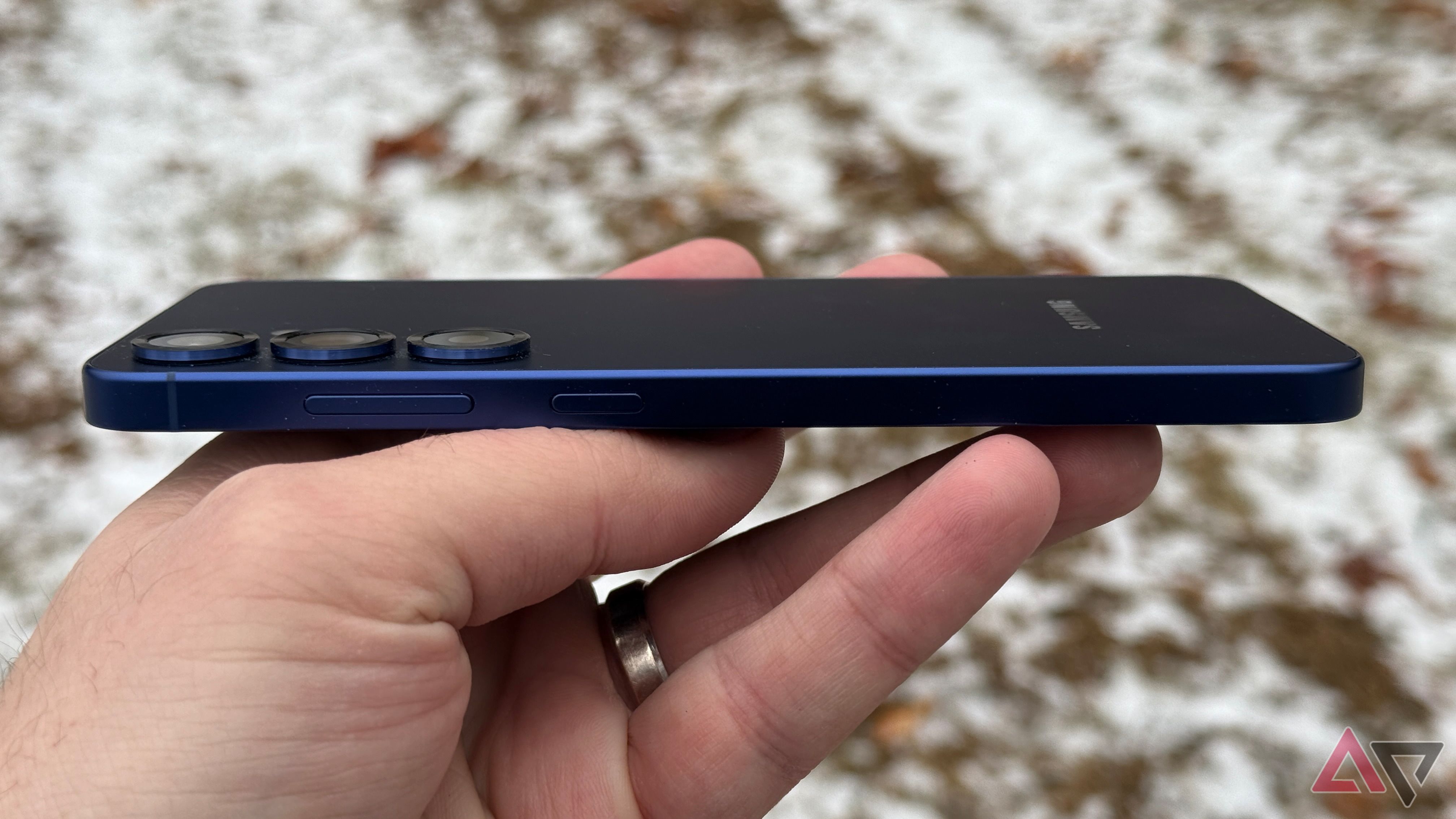 Side profile of the thin frame on the Galaxy S25+