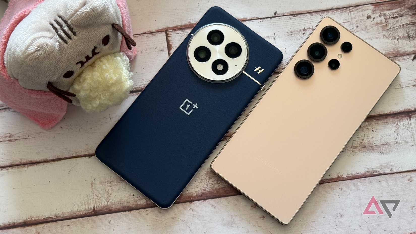 OnePlus 13 ao lado de Pusheen e um Galaxy S25 Ultra