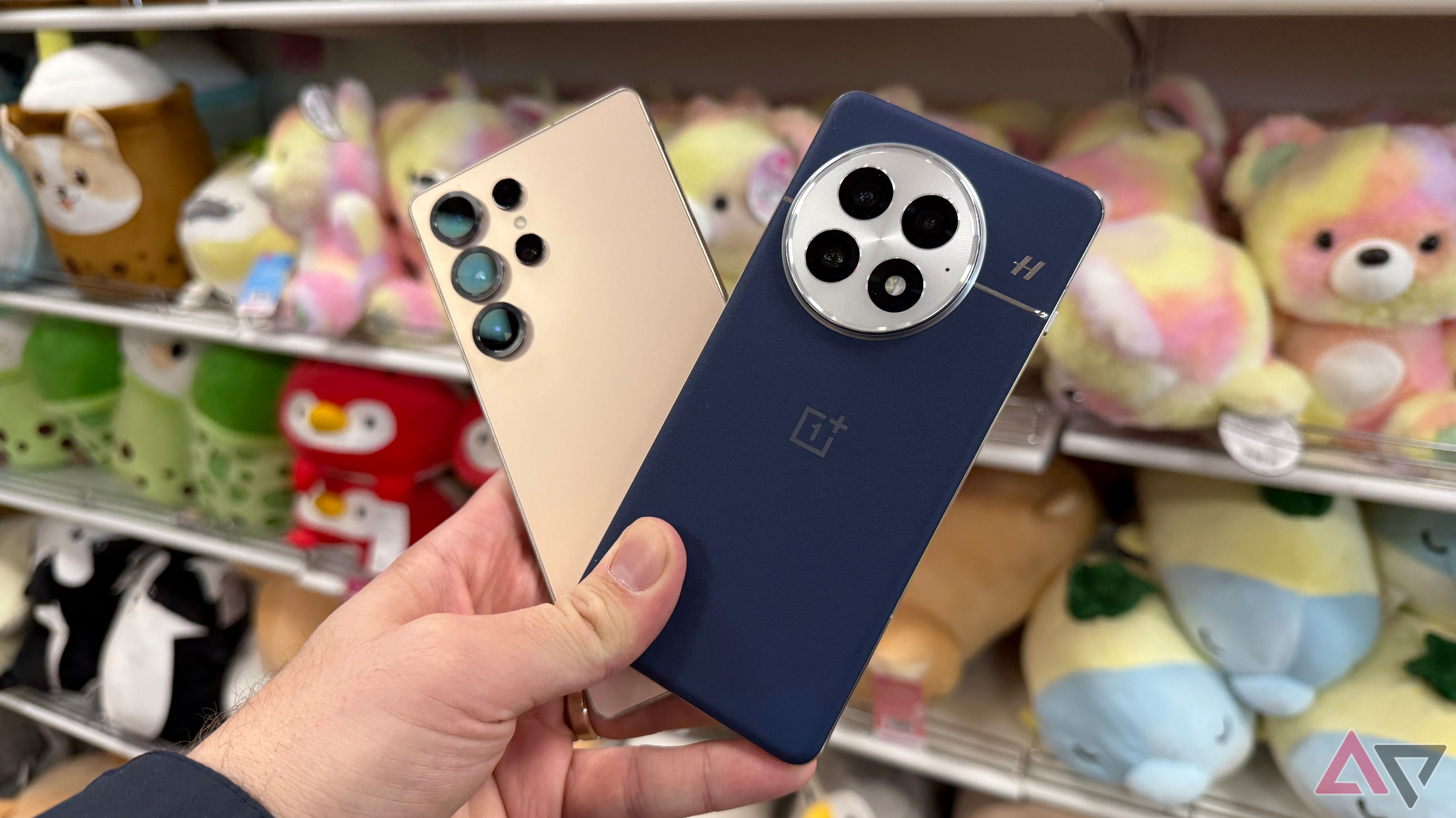 Side by side comparison of the OnePlus 13 and Galaxy S25 Ultra